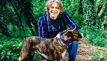 Alan Davies presenter of TV show The Dog Rescuers. Pictured here with a rescued dog called Dude. © Channel 5 / RSPCA