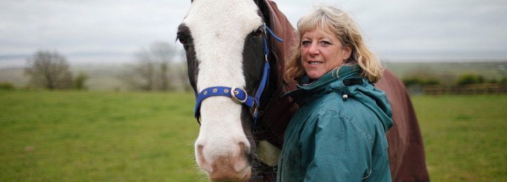 Fosterer Liz Handford portrait with her horse Horlickss  © RSPCA photolibrary